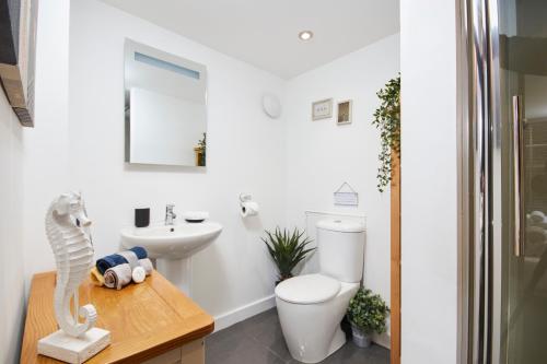 a bathroom with a toilet and a sink at Gateway Mews - Serviced Apartments in Kegworth