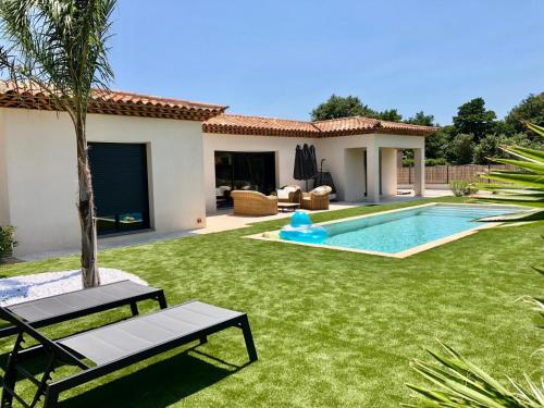 une cour arrière avec une piscine et une maison dans l'établissement La villa Diya, au Plan-de-la-Tour