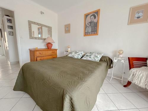 - une chambre avec un grand lit, une commode et un lit dans l'établissement Appartement 2 pièces en front de mer à Fréjus avec parking and vue mer, à Fréjus