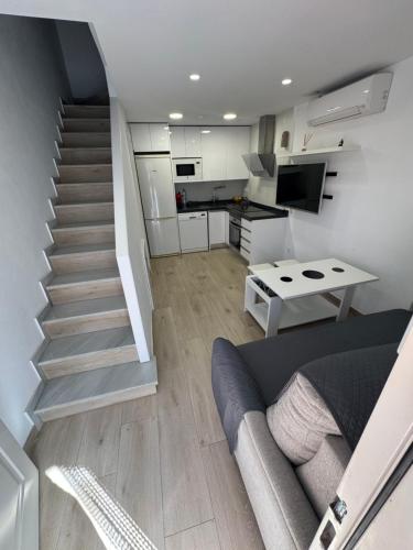 un soggiorno con una scala e un divano di Casita Playa Yolanda a Santa Pola