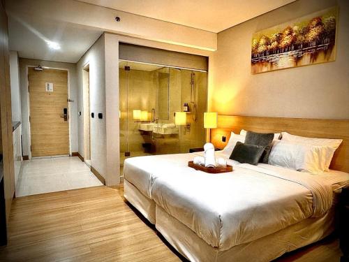 Postel nebo postele na pokoji v ubytování The Straits Suite Room Melaka by De George-Jonker