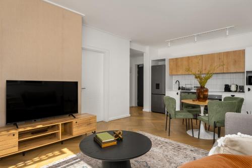 TV a/nebo společenská místnost v ubytování Nine Palms Luxury Apartments