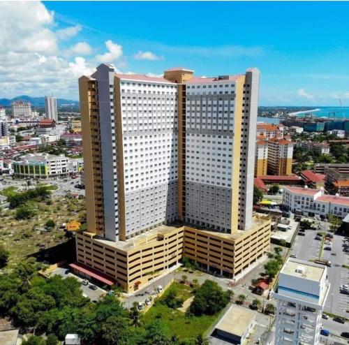 Una vista aérea de un gran edificio en una ciudad. en Homestay T'Sya, Batu Buruk, en Kuala Terengganu