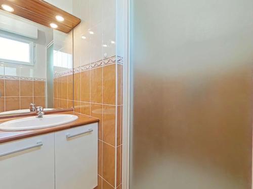 une salle de bain avec un lavabo et une douche dans l'établissement Appartement moderne 2P, 4 couchages, terrasse, proche plage et centre, parking, St Gilles Croix de Vie - FR-1-224-217, à Saint-Gilles-Croix-de-Vie