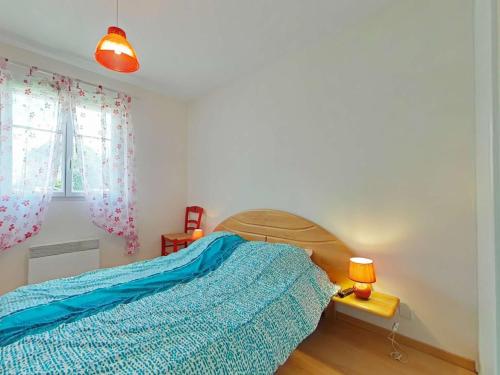 une chambre avec un lit avec une couverture bleue dans l'établissement Appartement moderne 2P, 4 couchages, terrasse, proche plage et centre, parking, St Gilles Croix de Vie - FR-1-224-217, à Saint-Gilles-Croix-de-Vie