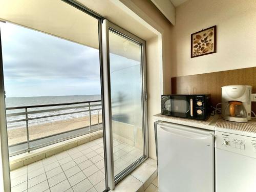 - une cuisine avec vue sur la plage dans l'établissement Appartement spacieux avec terrasse face mer - 2 pièces, 4 couchages à La Baule - FR-1-245-80, à La Baule