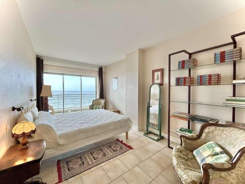 une chambre avec un lit et une vue sur l'océan dans l'établissement Appartement spacieux avec terrasse face mer - 2 pièces, 4 couchages à La Baule - FR-1-245-80, à La Baule