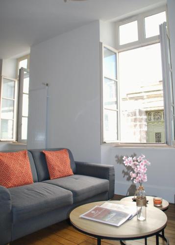 un salon avec un canapé et une table dans l'établissement Le coeur d'Angoulême, calme et spacieux, à Angoulême