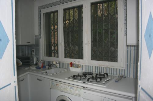 Il comprend une cuisine équipée d'une cuisinière et d'un évier. dans l'établissement Casetta indipendente con vista a Santa Giulia, à Porto-Vecchio