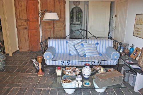 un salon avec un canapé et une table dans l'établissement Casetta indipendente con vista a Santa Giulia, à Porto-Vecchio