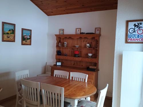une salle à manger avec une table et des chaises en bois dans l'établissement Apartment L Haut Sapin, sleeps 8, à Morzine