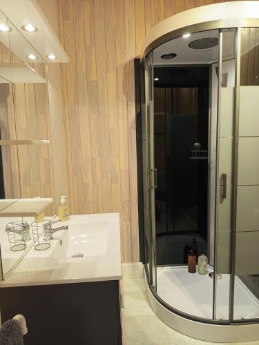Bilik mandi di House with pool Ideal for 8 guests
