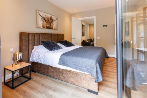Giường trong phòng chung tại Veluwe Villa met Binnenzwembad & Wellness XL | 24 personen | Rolstoelvriendelijk