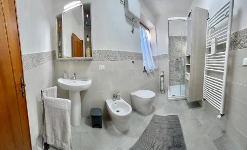 a bathroom with a sink and a toilet and a mirror at La casa dar braschi in Il Prato
