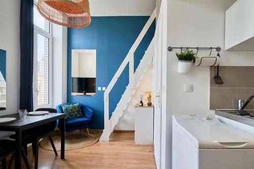 une cuisine avec un mur bleu et un escalier dans l'établissement Lille Centre Studio, à Lille