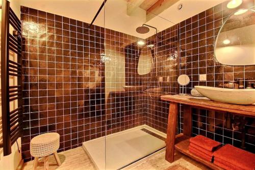 Robion en LuberonにあるLe Mas Rose Théの洗面台と鏡のあるバスルーム