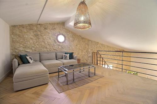 Robion en LuberonにあるLe Mas Rose Théのソファとテーブルのあるリビングルーム