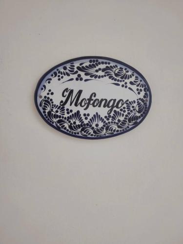 a blue and white plate with the word moronne at Studio del Centro in Huajuapan de León