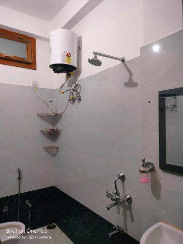 Ένα μπάνιο στο Saraswati homestay ayodhya