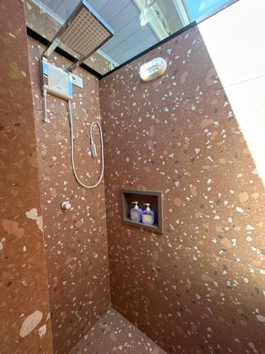 a bathroom with a shower with three toilets in it at La Vita studio Lavanda in Nova Veneza