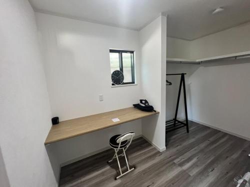 a room with a desk and a chair in it at FabulousOdawara in Odawara