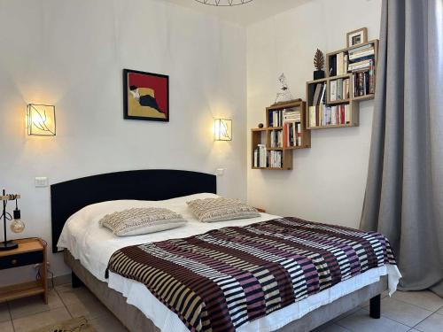 - une chambre avec un lit et des étagères murales dans l'établissement Appart 3 pièces 4 couchages BANYULS SUR MER BN000-003, à Banyuls-sur-Mer