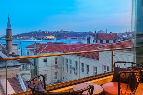 balcón con sillas y vistas a la ciudad en Ada Karakoy Hotel - Special Category, en Estambul