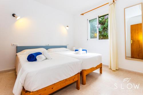 Ένα ή περισσότερα κρεβάτια σε δωμάτιο στο Cala Mendia Beach House 2 by Slow Villas
