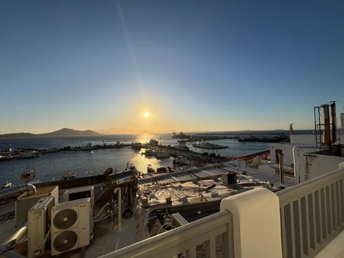 d'un balcon offrant une vue sur le port. dans l'établissement Abadéli, à Naxos Chora