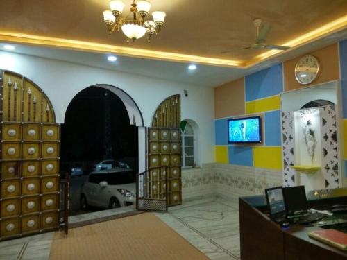 TV a/nebo společenská místnost v ubytování Hotel Ganesh