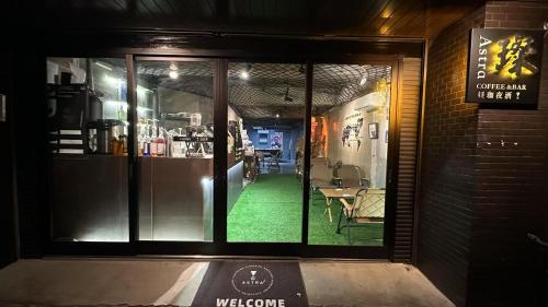 d'une entrée avec des portes vitrées et un sol vert. dans l'établissement North River 203 Peace Wing 2C, à Kami-nagarekawachō