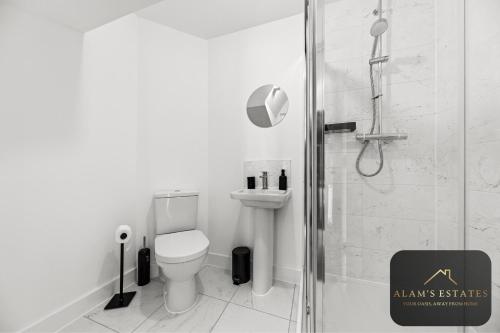 Koupelna v ubytování Spacious 2-Bed House, Free Parking, Fast Wi-Fi, Netflix, Contractors Welcome