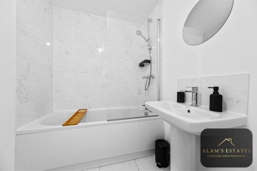 Koupelna v ubytování Spacious 2-Bed House, Free Parking, Fast Wi-Fi, Netflix, Contractors Welcome