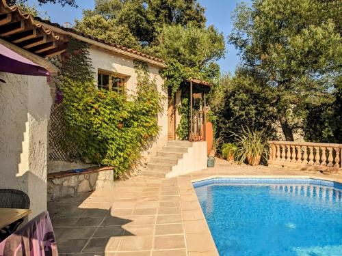 a house with a swimming pool next to a building at Cocon avec piscine et clim sur la Côte d'Azur in Vidauban