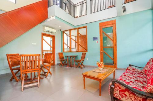 泗水Noesa Heritage的客厅里有一张沙发和一张桌子。