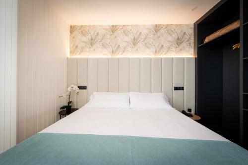 Hotel Oca Insua Costa da Morteにあるベッド