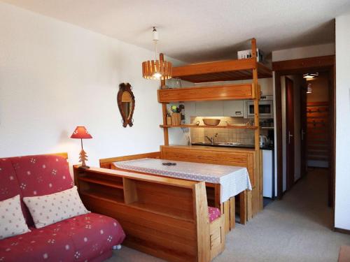 - une cuisine avec une table et un canapé dans une chambre dans l'établissement Appartement 6 personnes au centre des Orres 1650 avec accès direct aux pistes - FR-1-322-546, aux Orres