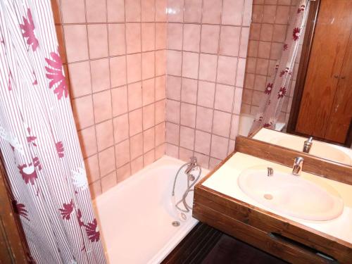 une salle de bain avec un lavabo, une douche et une baignoire dans l'établissement Studio aux Orres 1650, Skis aux Pieds, 6 Pers, Balcon, Gardien, Animaux Adm - FR-1-322-596, aux Orres