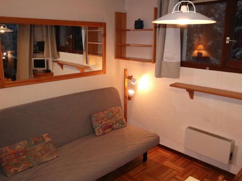 un salon avec un canapé et une fenêtre dans l'établissement Studio 4 pers, centre Les Orres 1650, proche pistes - FR-1-322-576, aux Orres