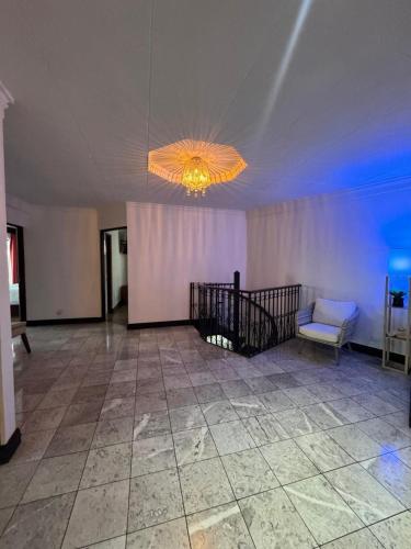 a living room with a chandelier and a couch at Condomínio Vistas del Rio in San Antonio