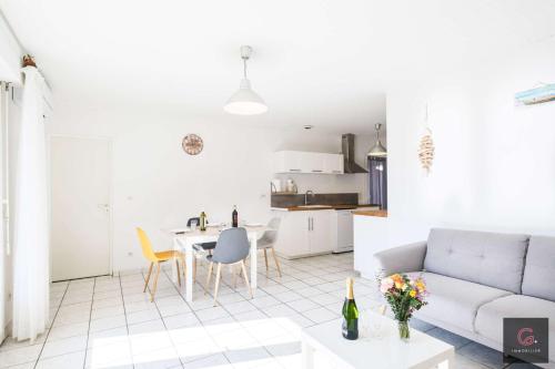 un salon avec un canapé et une table dans l'établissement Maison de Vacances à Biscarrosse – Proche du Lac de Latécoère 5 personnes, à Biscarrosse