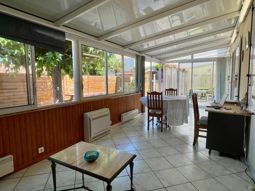 un salon avec une table et une salle à manger dans l'établissement Maison familiale toute équipée St Gilles X vie 85, à Saint-Gilles-Croix-de-Vie