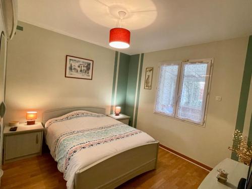 une chambre avec un lit et une fenêtre dans l'établissement Maison familiale toute équipée St Gilles X vie 85, à Saint-Gilles-Croix-de-Vie
