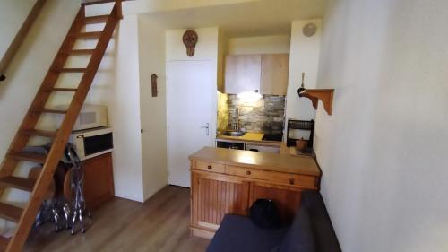 une cuisine avec un escalier menant à une cuisine avec un comptoir dans l'établissement Duplex Foux d'Allos 6p, aux pieds du télésiège, à Allos