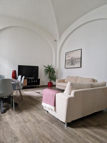 a living room with a couch and a table at Casa do Leão in Évora