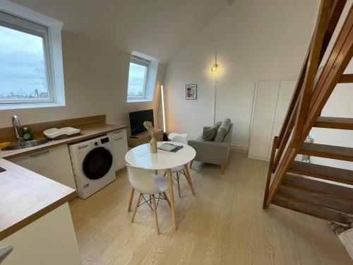 une cuisine et un salon avec une table et un évier dans l'établissement Le Ch'ti Roubaisien, à Roubaix