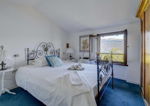 Ένα ή περισσότερα κρεβάτια σε δωμάτιο στο Lemon Garden Retreat - Villa Aura