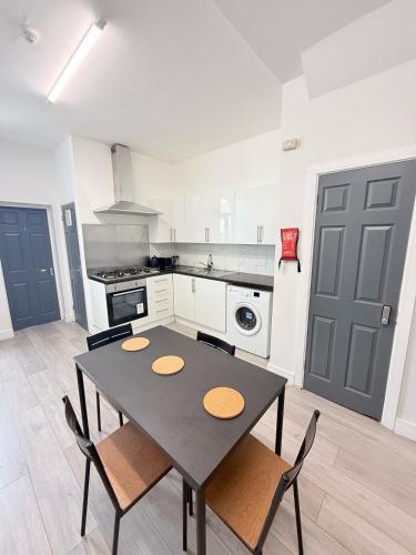 Dapur atau dapur kecil di Tottenham En Suites Guest Rooms