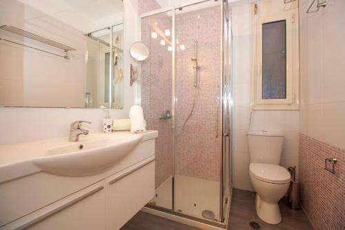 a bathroom with a sink and a shower and a toilet at Villa Eco Blu in Marathopolis