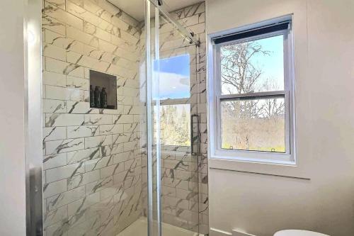 a bathroom with a shower with a window at Domaine du Sous-Bois - près du Mont-Blanc in Mont-Blanc